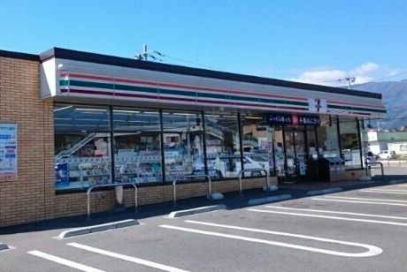 近くのセブンイレブン南アルプス八田店まで1,100m（徒歩14分）