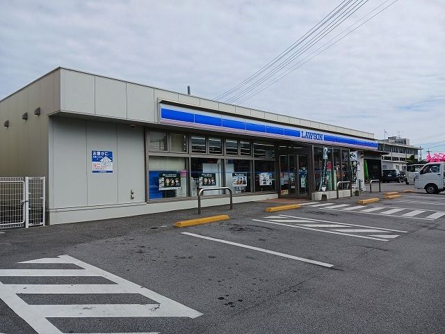 近くのローソン沖縄法務局前店まで300m（徒歩4分）