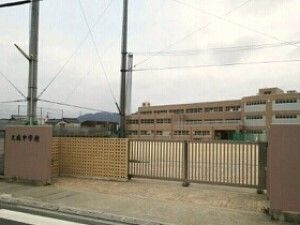 近くの市立文成中学校様まで1,600m（徒歩20分）