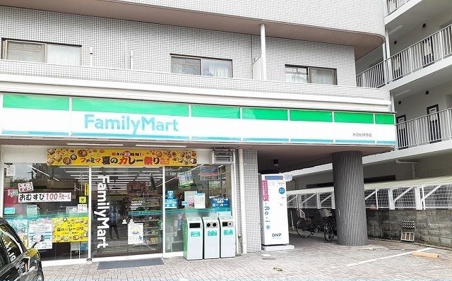 近くのファミリーマート米田総持寺店まで200m（徒歩3分）