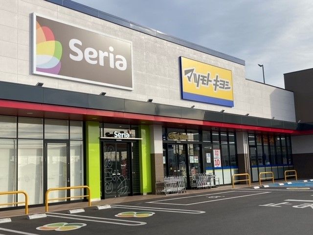 近くのセリアカルナ駒生店まで800m(徒歩10分)