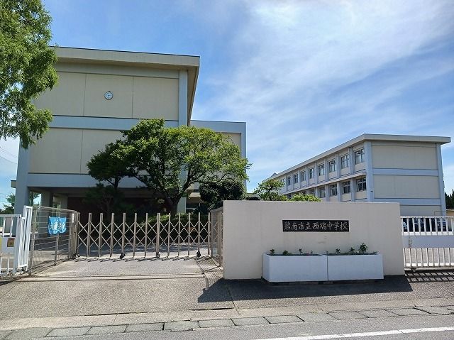近くの西端中学校まで1,500m(徒歩19分)