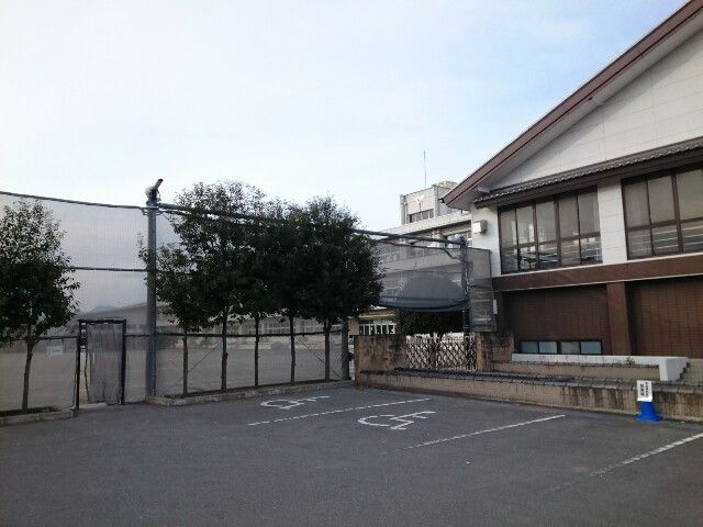 近くの甘楽町立福島小学校まで950m（徒歩12分）