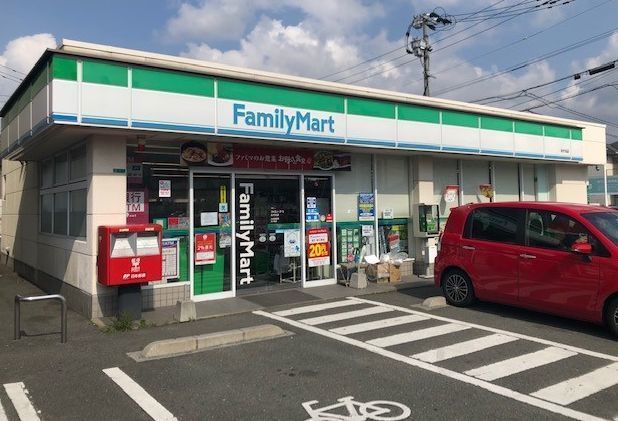 近くのファミリーマートまで550m（徒歩7分）