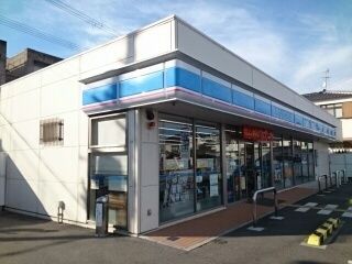 近くのコンビニまで370m（徒歩5分）