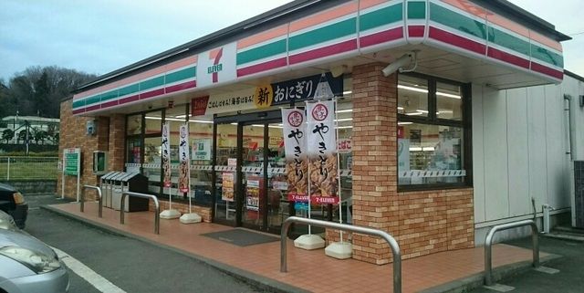 近くのコンビニまで610m（徒歩8分）