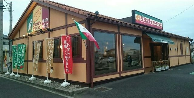 近くの飲食店まで1,010m（徒歩13分）