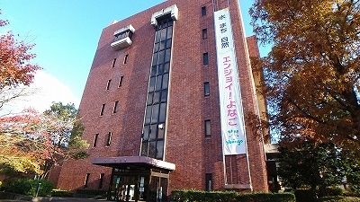 近くの米子市役所まで2,400m（徒歩30分）