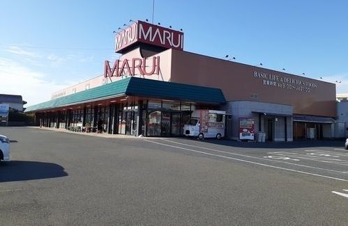 近くのマルイ安倍店まで700m（徒歩9分）