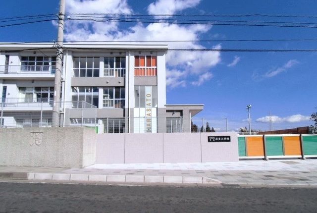 近くの原里小学校まで1,000m（徒歩13分）