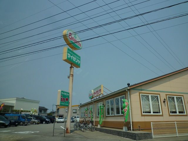 近くの飲食店まで400m（徒歩5分）