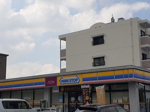 近くのコンビニまで450m（徒歩6分）