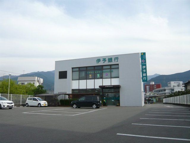近くの伊予銀行角野支店様まで650m（徒歩9分）