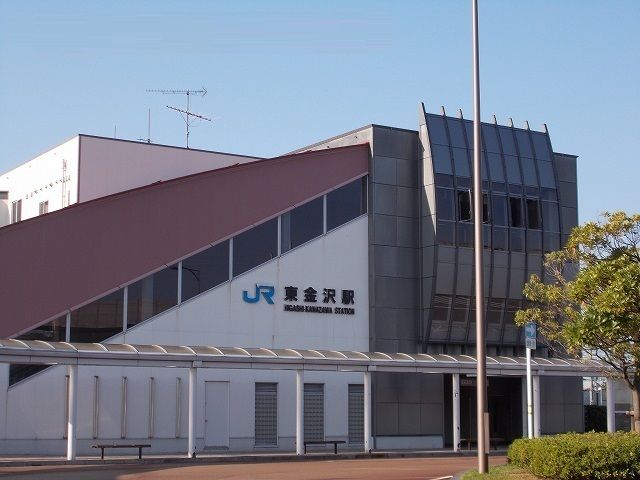 近くの東金沢駅まで2,500m（徒歩32分）