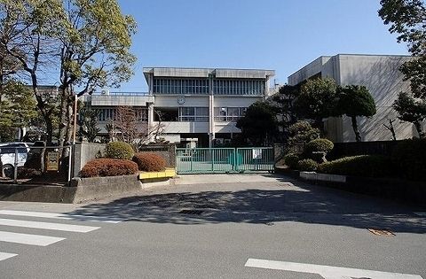 近くの八万南小学校まで640m（徒歩8分）