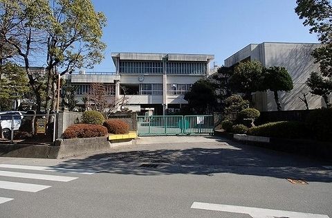 近くの八万南小学校まで640m(徒歩8分)