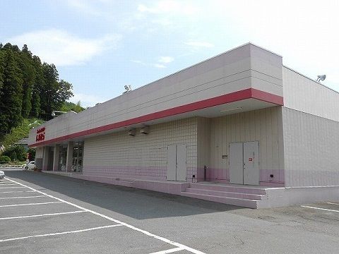 近くのしまむら小野店まで800m（徒歩10分）