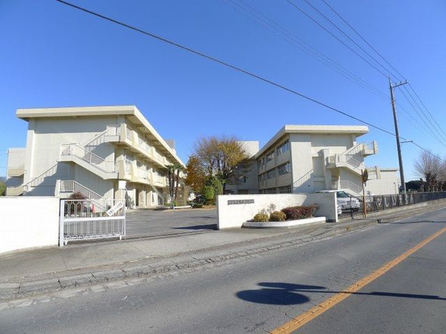 近くの桐生市立天沼小学校まで1,000m(徒歩13分)