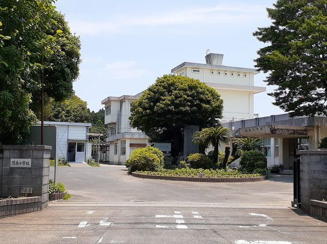近くの陵南小学校まで2,400m（徒歩30分）