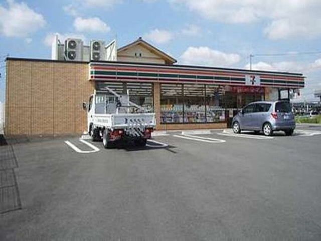 近くのセブン-イレブン 岡崎小針町店まで500m（徒歩7分）
