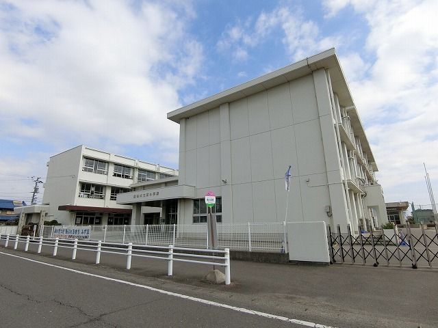近くの市立南小学校まで650m(徒歩9分)