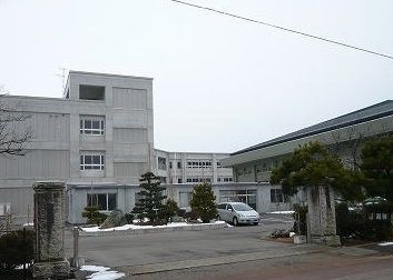 近くの燕中学校まで1,600m(徒歩20分)