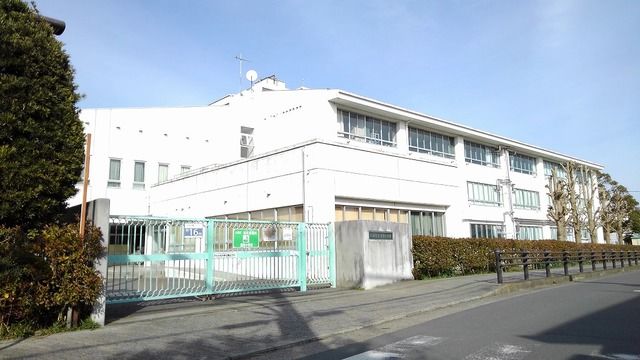近くの国府小学校まで950m（徒歩12分）