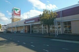 近くのヨークベニマル梁川店まで430m（徒歩6分）