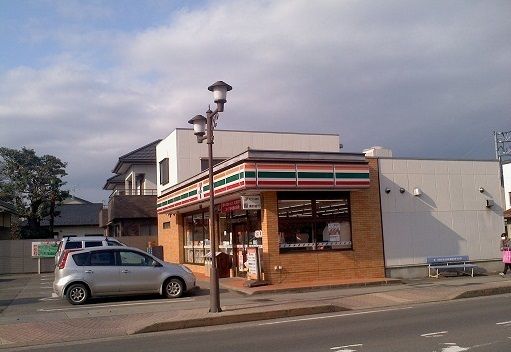 近くのセブンイレブン福島梁川右城町店まで550m（徒歩7分）