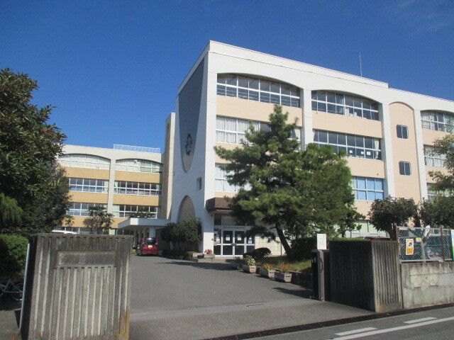近くの若松原中学校まで140m（徒歩2分）