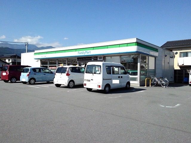 近くのファミリーマート小笠原店まで1,000m(徒歩13分)