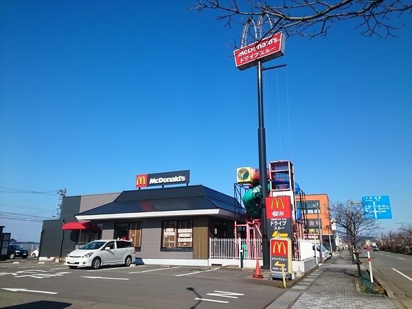 近くのマクドナルド ８号線丸岡店まで500m（徒歩7分）