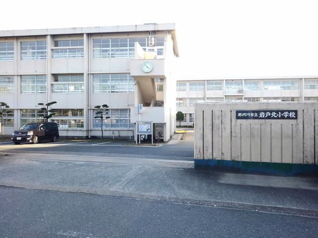 近くの岩戸北小学校まで850m（徒歩11分）