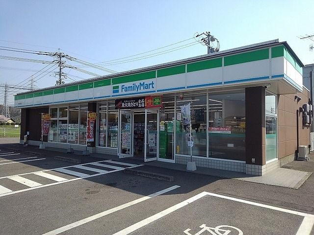 近くのファミリーマート宇佐中央店まで850m(徒歩11分)