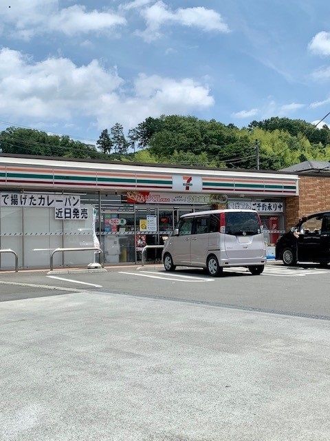 近くのセブンイレブンあきる野草花店まで550m(徒歩7分)