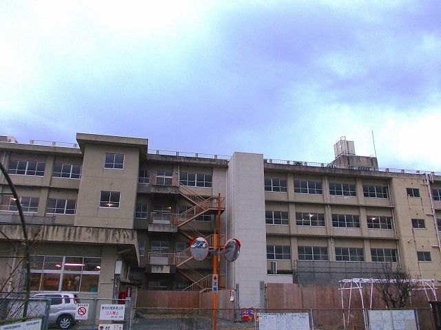 近くの御幸小学校まで900m(徒歩12分)