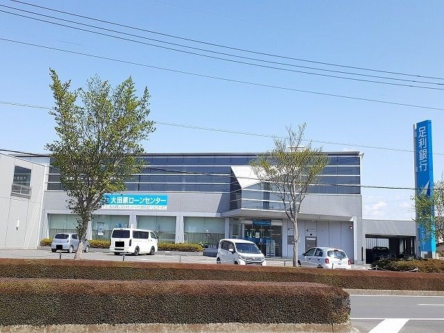 近くの銀行まで590m（徒歩8分）