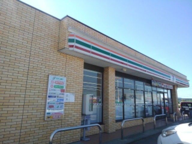 近くのセブンイレブン燕水道町店まで250m（徒歩4分）