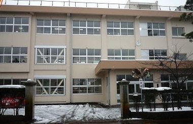 近くの大関小学校まで1,300m（徒歩17分）