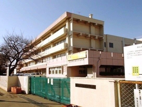 近くの桶川市立桶川東小学校まで200m（徒歩3分）