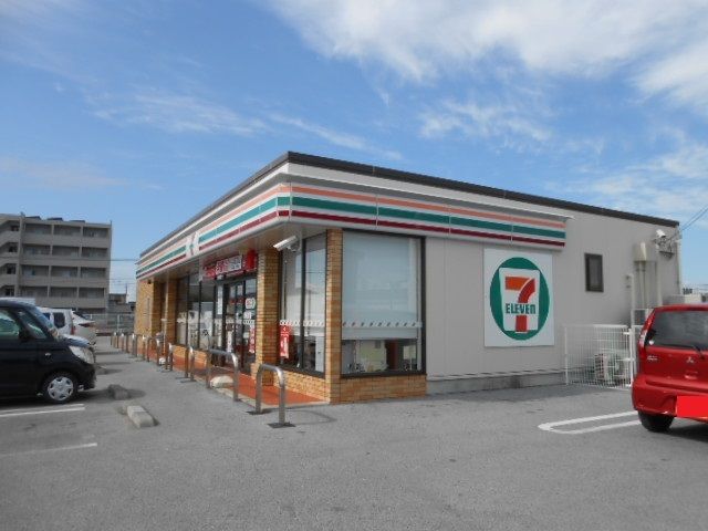 近くのセブンイレブン彦根小泉店様まで810m（徒歩11分）