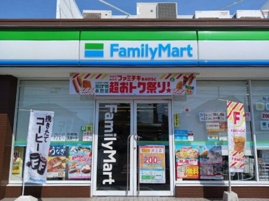 近くのファミリーマートまで500m（徒歩7分）
