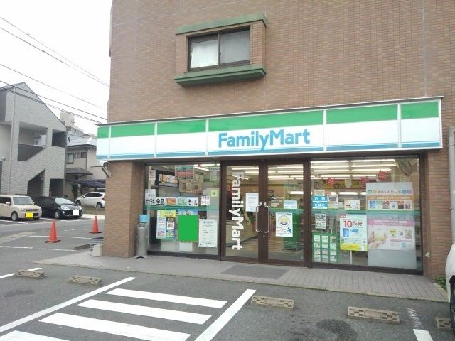 近くのファミリーマート唐原7丁目店まで650m(徒歩9分)