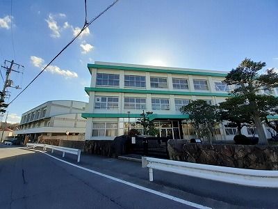 近くの高松市立牟礼小学校さんまで750m（徒歩10分）