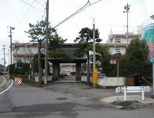 近くの燕東小学校まで950m(徒歩12分)