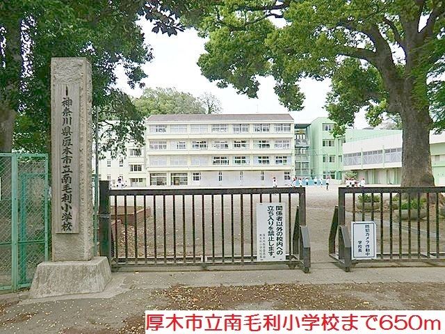 近くの南毛利小学校まで650m(徒歩9分)