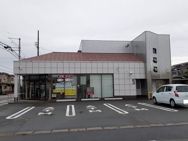 近くの遠州信用金庫萩丘支店まで600m（徒歩8分）