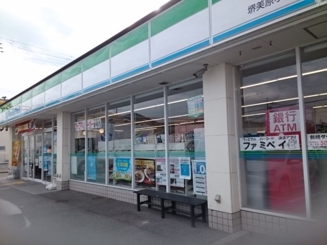 近くのファミリーマート様まで120m(徒歩2分)