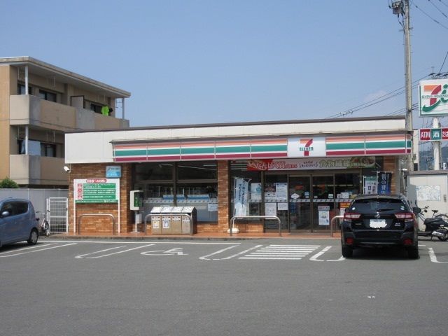 近くのコンビニまで220m（徒歩3分）