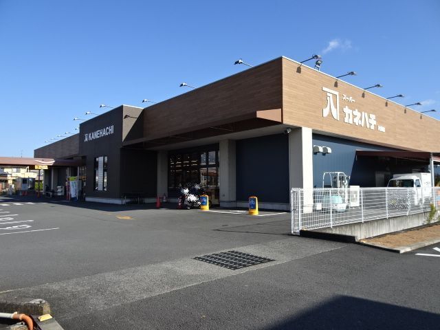 近くのカネハチ 片岡店まで500m(徒歩7分)